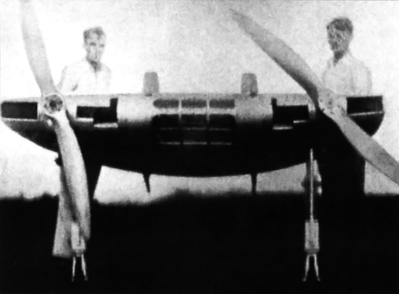 Чарльз Циммерман (справа) у модели одного из проектов самолета-дископлана, которые были созданы в 30-х годах